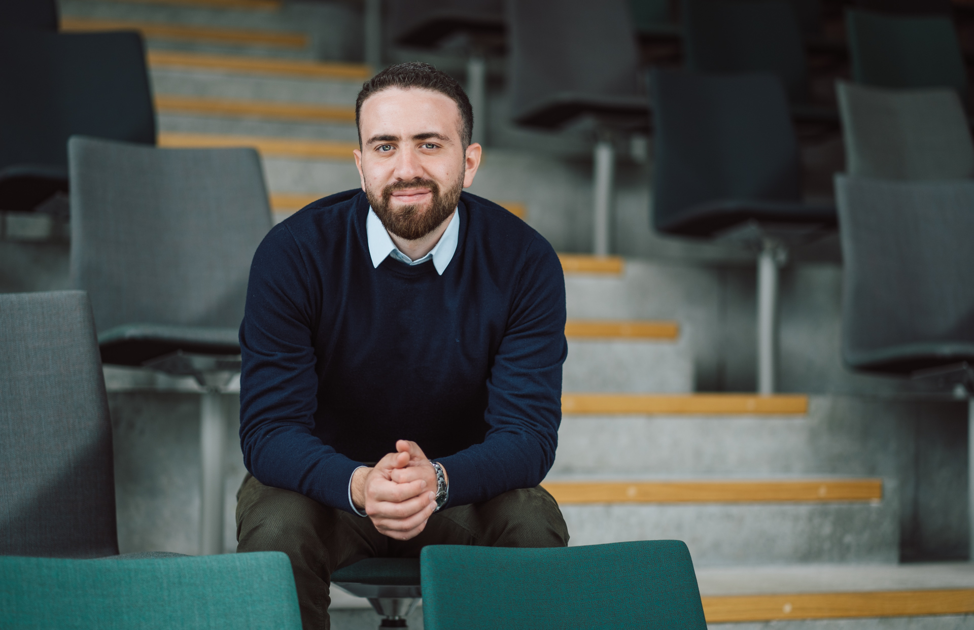 Abdul Hasan sidder i en foredragssal
