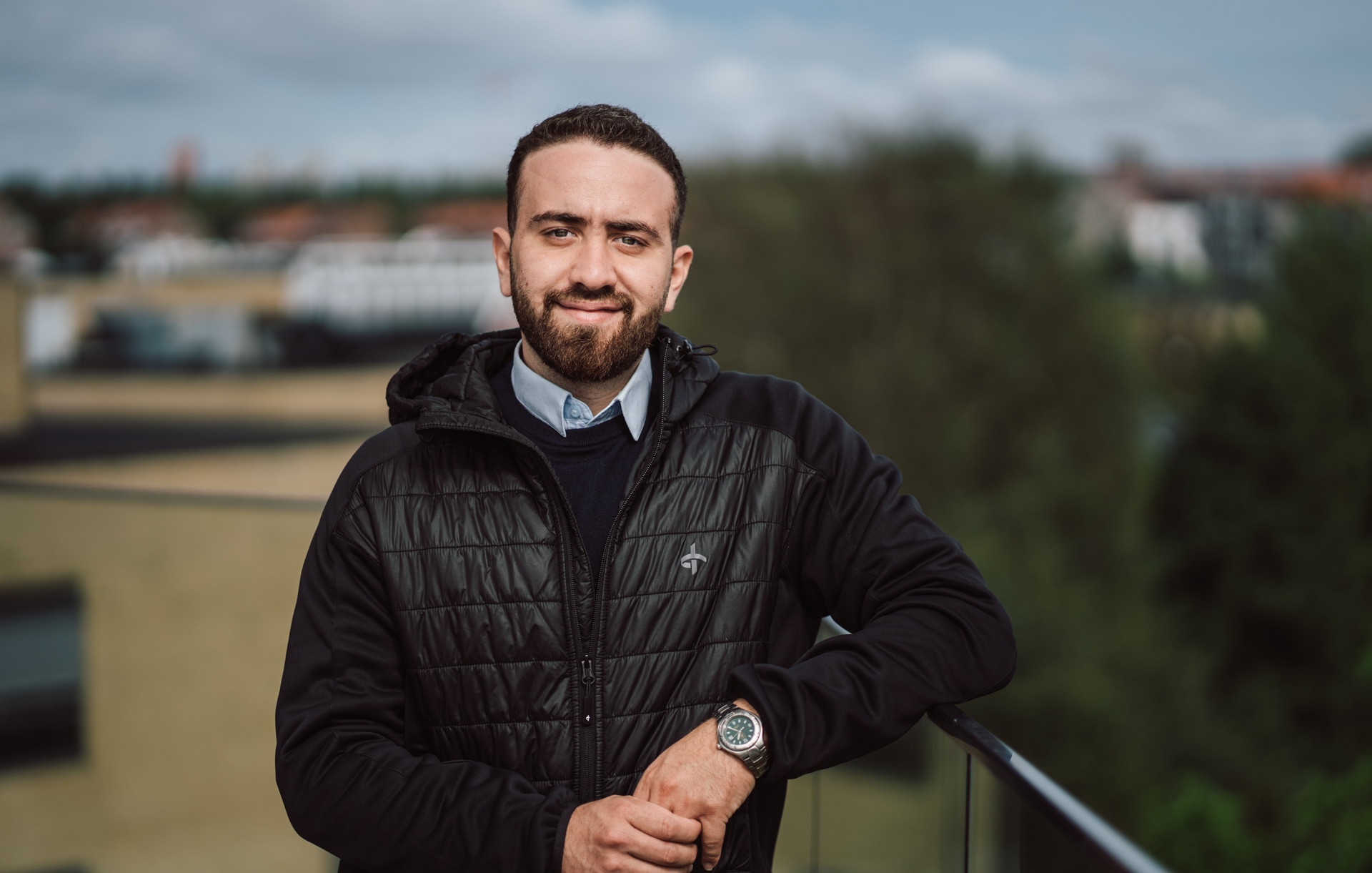 Abdul Hasan smiler på en balkon